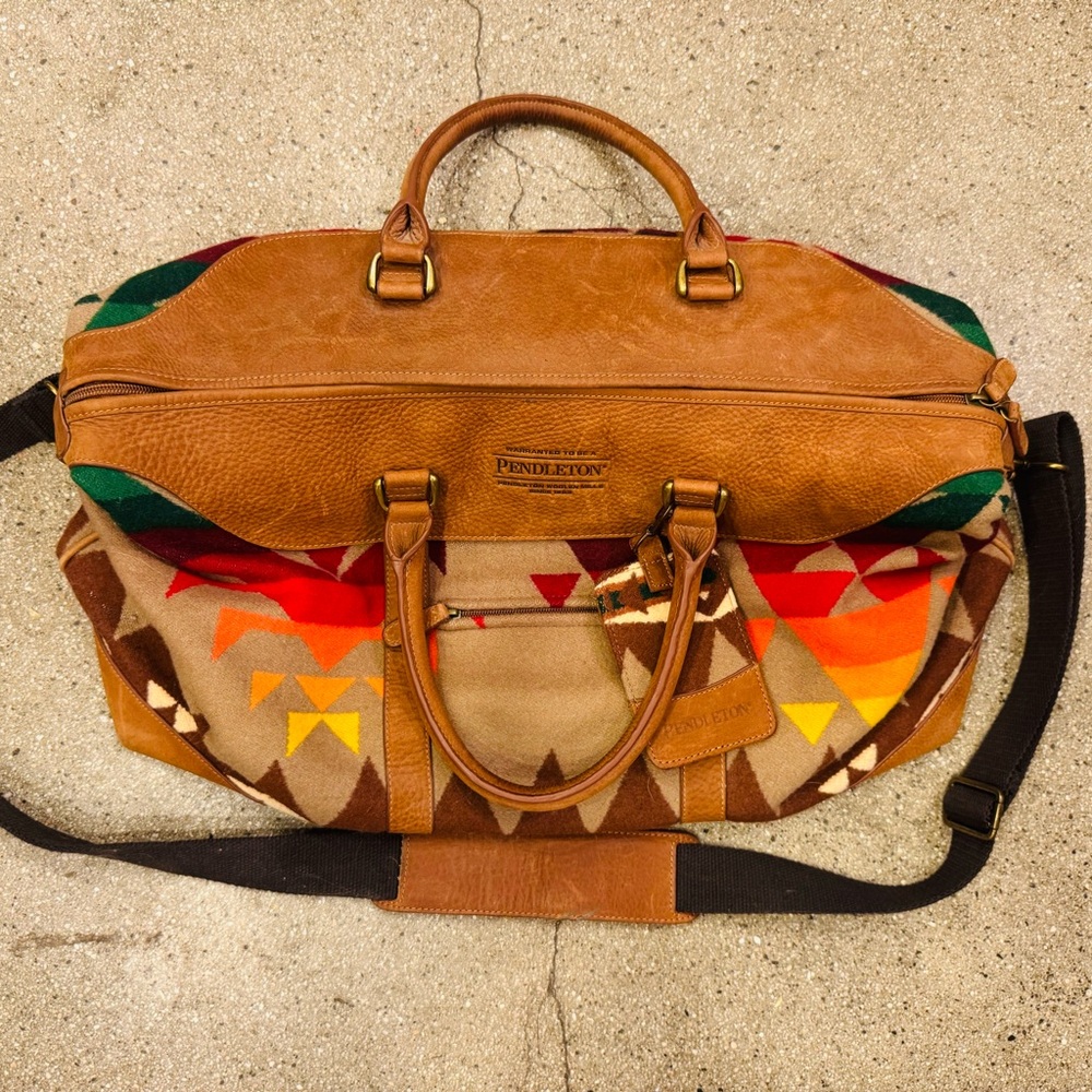 Pendleton Weekender Bag. Soft Leather And Classic Color / Pattern. Vintage
